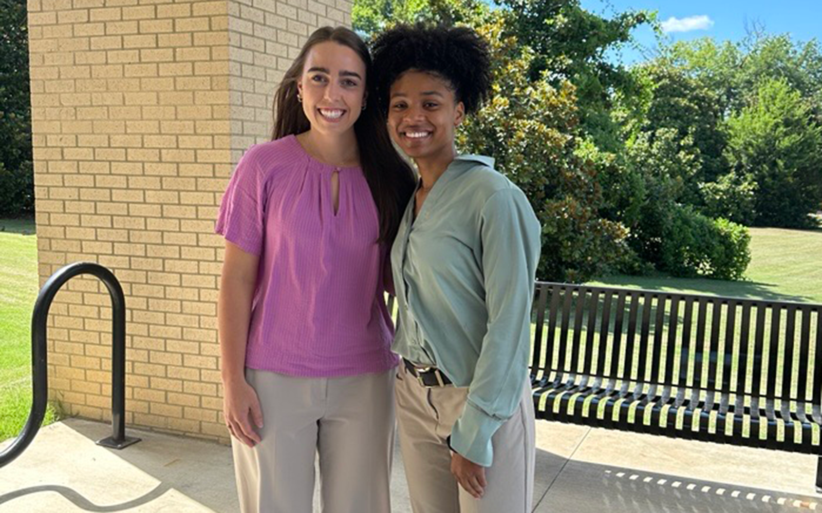 Vet Med Research Scholars Olivia Clapp and Kahylin Nesbitt pose for a photo